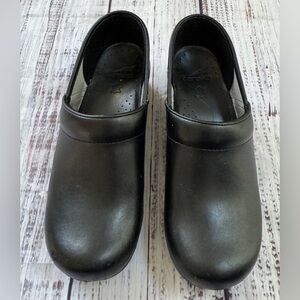 Dansko Professional Black Leather Clogs – Size EU 39 (US 8.5–9)